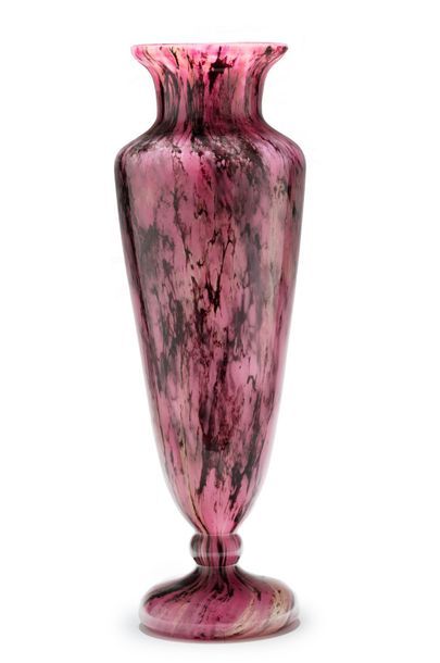 SCHNEIDER Vase balustre en verre épais rose nuancé brun et noir
Signé «Schneider»
Vers...