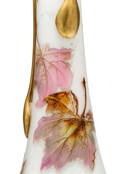 LEGRAS Important vase en verre à décor de feuilles de marronniers marrons, verts,...