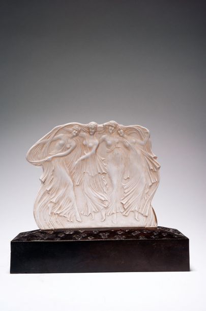 RENE LALIQUE (1860-1945) Veilleuse éclairante «quatre danseuses» en verre blanc moulé-pressé...