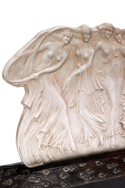 RENE LALIQUE (1860-1945) Veilleuse éclairante «quatre danseuses» en verre blanc moulé-pressé...