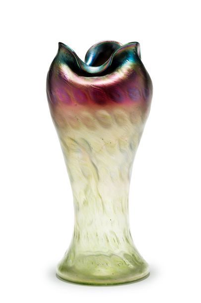 Johann LOETZ (1880-1940) Vase pincé en verre irisé vert nuancé mauve et bleu
Vers...