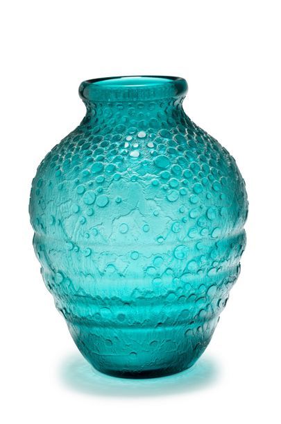 DAUM NANCY FRANCE Vase ovoïde en verre épais teinté bleu à décor géométrique en creux...