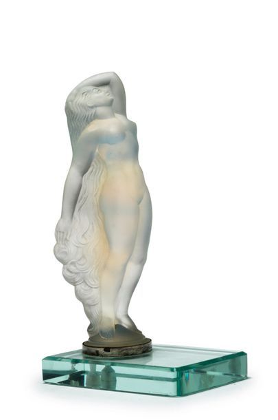 SABINO PARIS Statuette dite «venus au voile» modèle N°8607 en verre opalescent moulé-pressé,...