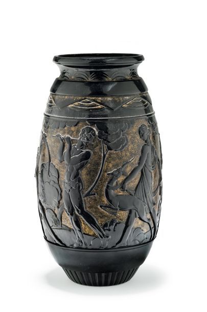 SABINO PARIS Important vase «figures» modèle N°7087 en verre moulé-pressé noir à...