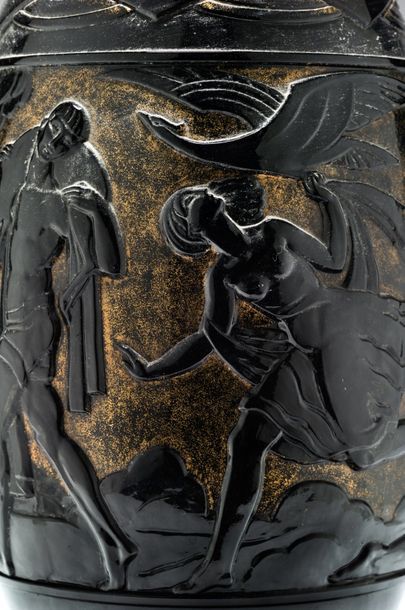 SABINO PARIS Important vase «figures» modèle N°7087 en verre moulé-pressé noir à...