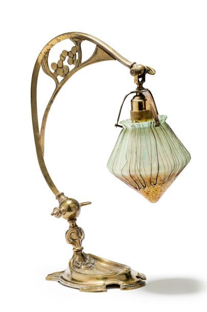 TRAVAIL ETRANGER 1900-1910 et Johann LOETZ (1880-1940) Lampe réglable en bronze et...