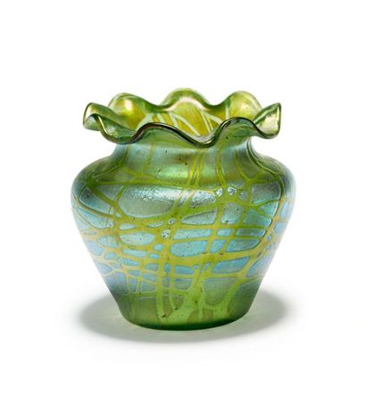 Johann LOETZ (1880-1940) Petit vase polylobé en verre irisé vert nuancé bleu
Vers...