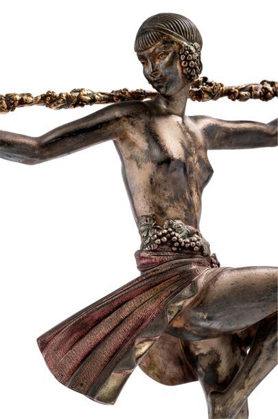 Pierre LE FAGUAYS (1892-1962) Danseuse au thyrse
Sculpture en bronze patiné
Base...
