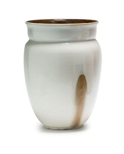 LOUIS DELACHENAL (1897-1966) Vase ovoïde en céramique émaillée blanche et marron
Signé...