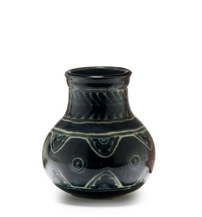 ÉMILE LENOBLE (1875-1940) Vase pansu en céramique émaillée à décor feuillagé crème...