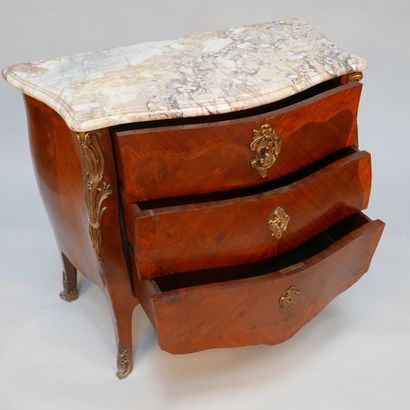 null Petite commode 

Style Louis XV XIXe sie?cle