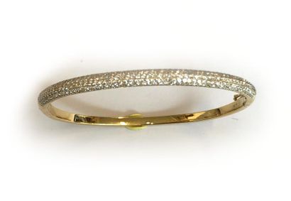 null Bracelet jonc en or jaune 18K (750°/00) le dessus pavé de diamants ronds taillés...