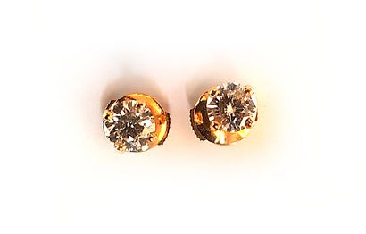 null Paire de puces d'oreilles en or jaune 18K (750°/00) chacune sertie d'un diamant...