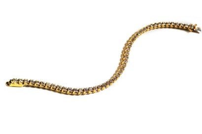 null Bracelet ligne en or jaune 18K (750°/00) serti de diamants ronds taillés en...