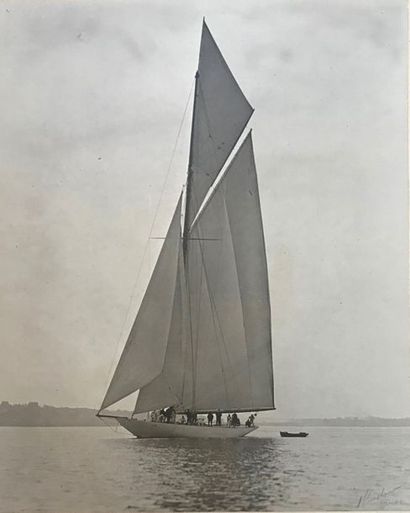 WINSLOW (XXème siècle) Portrait de navires
Deux photographies argentiques signées...