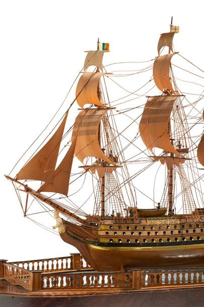 null * Maquette de vaisseau à 60 canons en bois et buis peint, bien complet de ses...