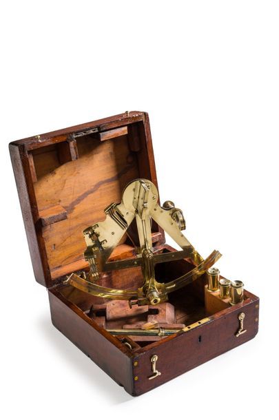 null Rare sextant en bronze et laiton, bâti en T renforcé. Limbe divisé sur argent....