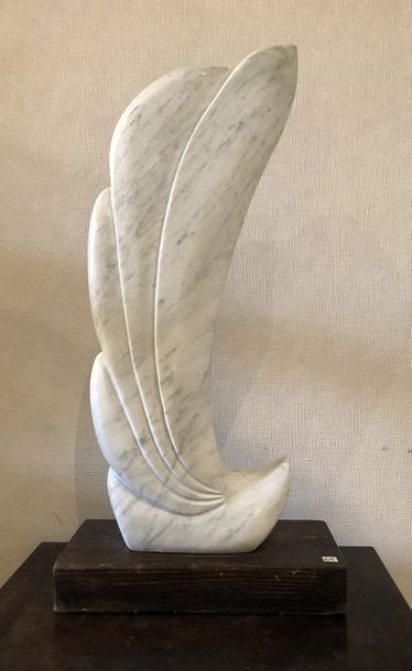 POCHON François Sans titre / Sculpture en marbre blanc de Carrare sur socle en bois...