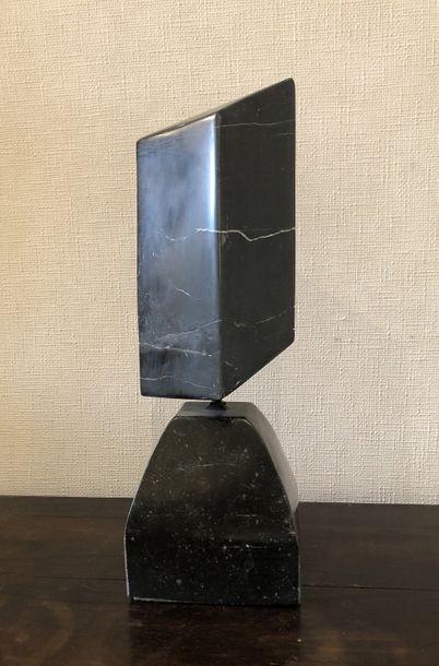 POCHON François Sans titre / Sculpture en marbre noir et socle en marbre noir / Hauteur:...