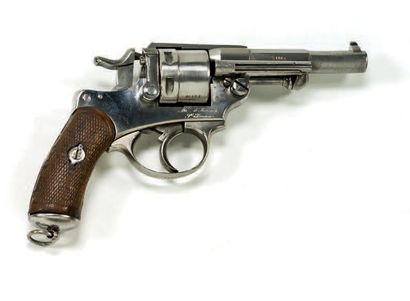 null Revolver d'ordonnance modèle 1873 S 1883
Six coups, calibre 11mm/73.
Canon rayé....