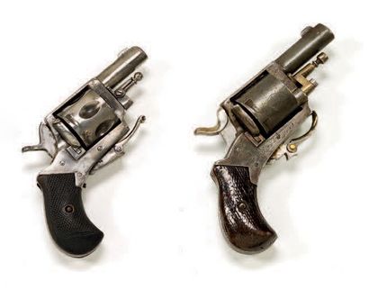 null Deux revolvers Bull Dog:
a) Six coups, calibre 320.
Canon rond, détente pliante,...