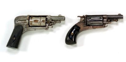 null Deux revolvers de poche Bull Dog
Cinq coups, calibre 6 mm velodog
a) Canon rond,...