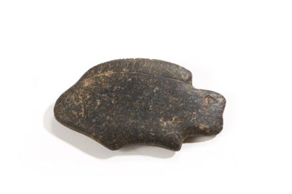 null Figurine de poisson en granite, usures
Egypte, basse époque
L. 14,5 cm