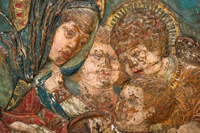 null Rare bas-relief en terre cuite polychrome représentant la Sainte Famille. Dans...