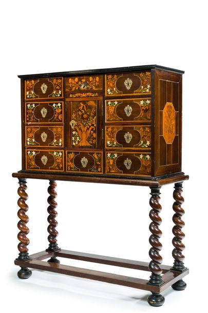 null * Cabinet en plaquage de palissandre et amarante à décor floral et végétal marqueté,...