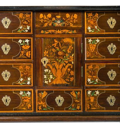 null * Cabinet en plaquage de palissandre et amarante à décor floral et végétal marqueté,...