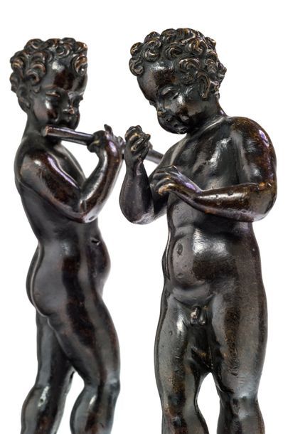 null Paire d'anges musiciens en bronze, socle en marbre, d‘après le modèle de Niccolo...