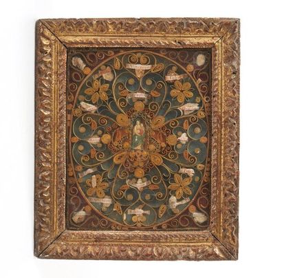 null Cadre reliquaire en bois doré et paperolles à motifs de rinceaux fleuris.
XVIIe...