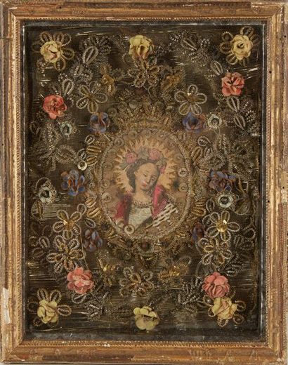 null Cadre reliquaire en bois doré et paperolles à motifs de rinceaux fleuris.
XVIIe...