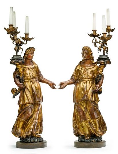 null Paire d'anges canéphores en bois doré et polychrome brandissant un bouquet de...