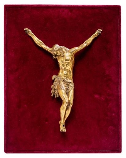 null Christ en bronze ciselé et doré, en croix est d'une très belle qualité. Sa tête,...