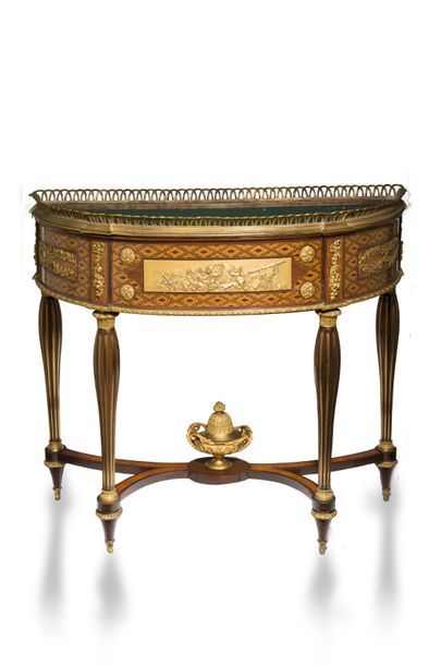 null Console demi-lune formant jardinière à riche décor marqueté sur fond d'érable...