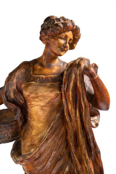 GOLDSCHEIDER Femme au panier
Terre cuite patinée, signée Petri. Cachet.
Circa 1900.
H....