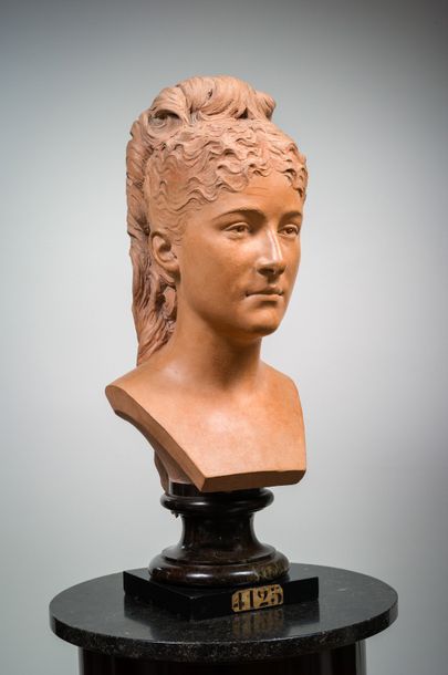 École française, XIXe siècle. Buste féminin en terre cuite sur piédouche en marbre,...