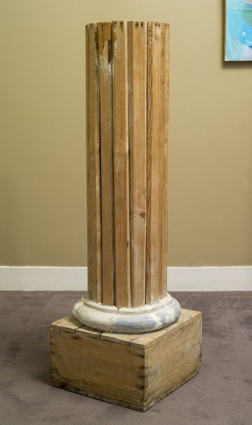 TRAVAIL MODERNE Paire de colonnes en plâtre patiné gris (éclats et manques)
H: 89...