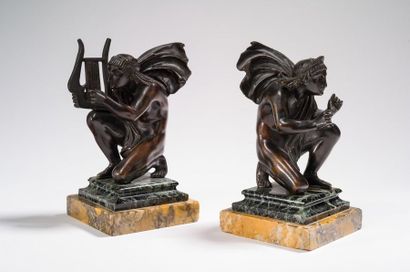 null Paire de serre-livres en bronze patiné représentant des musiciens antiques....