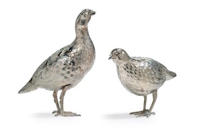 null Deux poules faisanes en argent (915°/°°)
Espagne XXe siècle
Poids net: 208 g.
L....