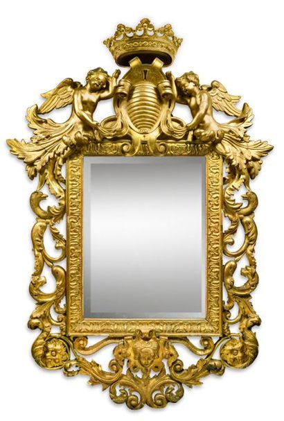 null Important miroir en bois sculpté, stuc et carton doré à décor ajouré de rinceaux...