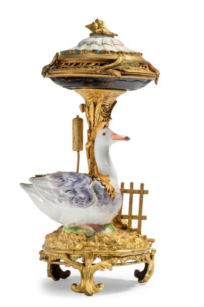 null Groupe en porcelaine et bronze doré, représentant un canard en porcelaine de...