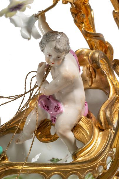 PARIS SAMSON & MEISSEN Groupe en porcelaine et bronze doré, représentant un char...