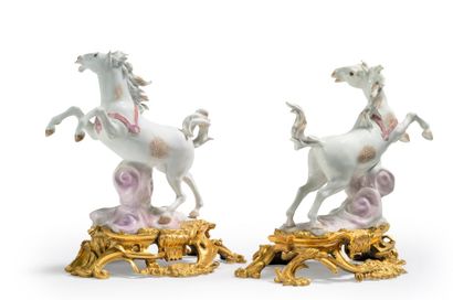 MEISSEN Chevaux en porcelaine, représentés se cabrant sur des nuées, la tête tournée...