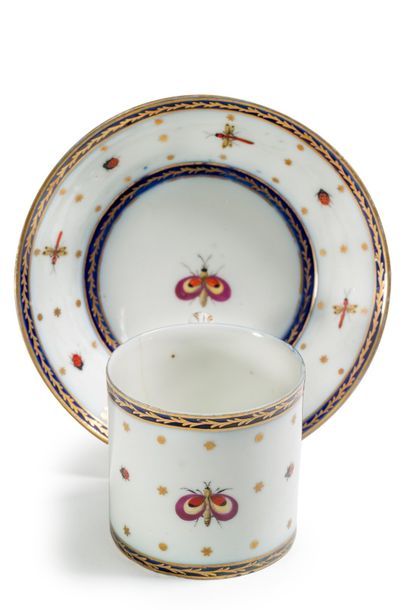 NIDERVILLER Tasse de forme litron et sa soucoupe en porcelaine à décor de semis d'insectes...