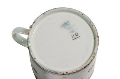 NIDERVILLER Tasse de forme litron et sa soucoupe en porcelaine à décor de semis d'insectes...