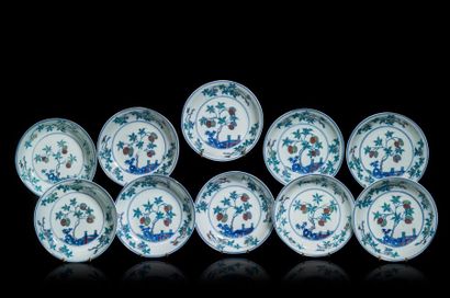 CHINE - EPOQUE KANGXI (1662 - 1722) Dix coupes en porcelaine décorée en bleu sous...