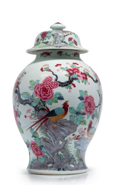 CHINE - XIXe siècle Potiche couverte en porcelaine émaillée polychrome dans le style...