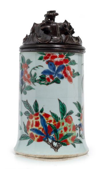 CHINE - XIXe siècle Bas de vase cornet en porcelaine, à décor en bleu sous couverte...